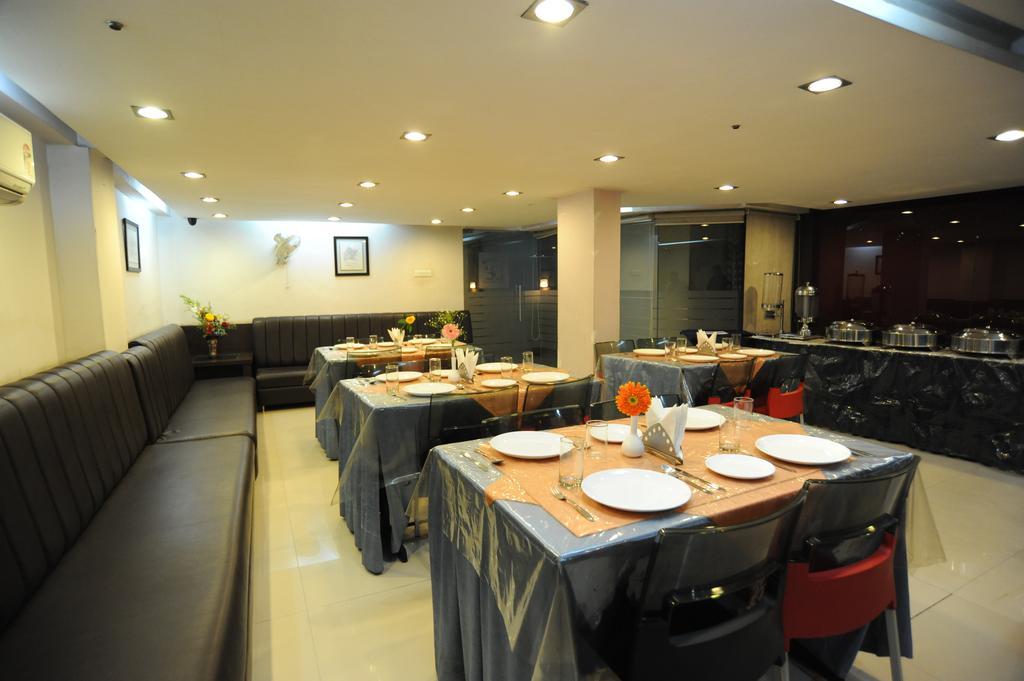 Hotel Lee International Калькутта Экстерьер фото
