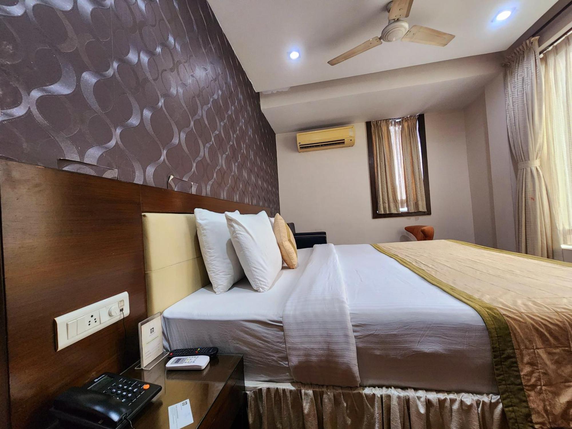 Hotel Lee International Калькутта Экстерьер фото