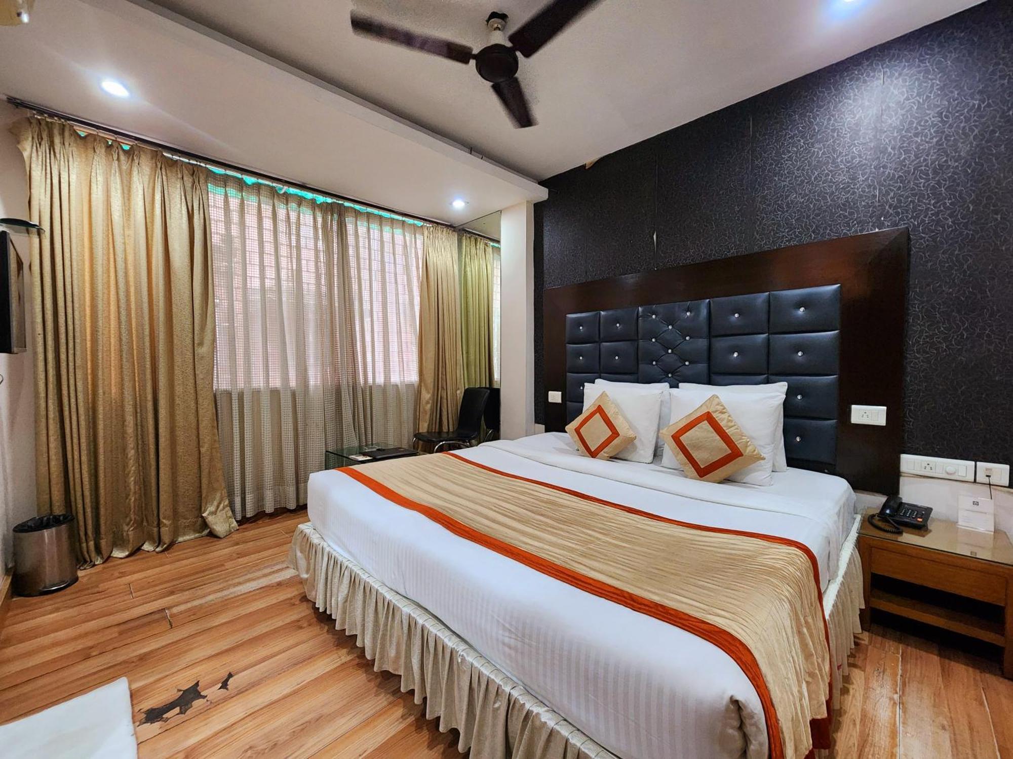 Hotel Lee International Калькутта Экстерьер фото