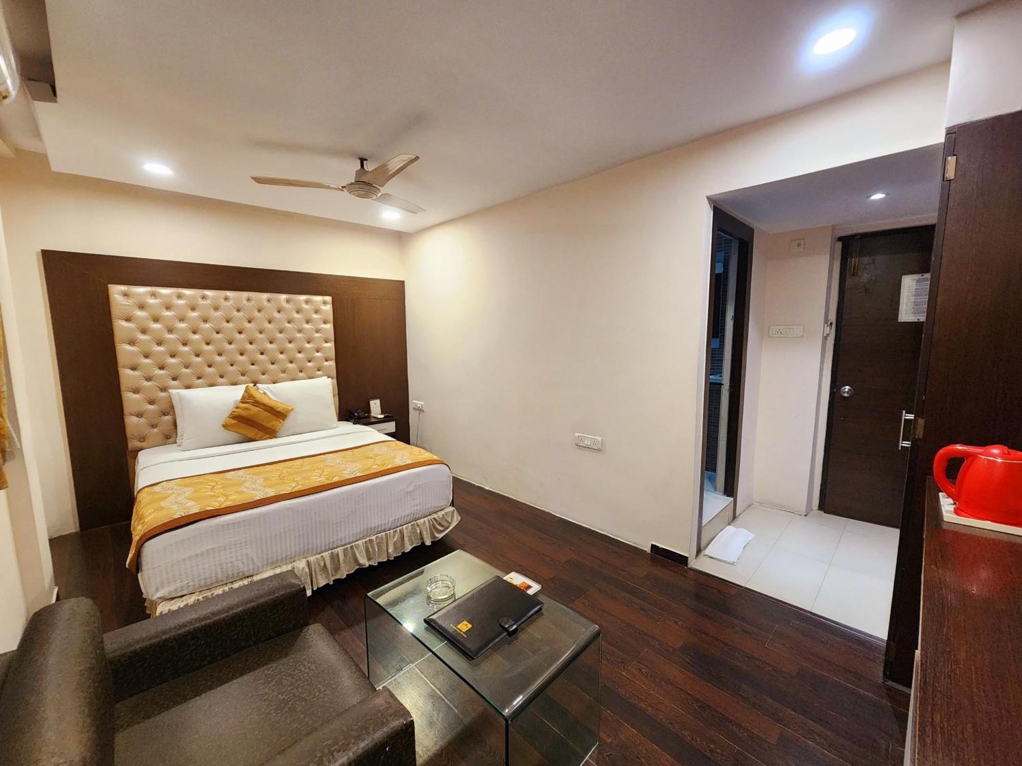Hotel Lee International Калькутта Экстерьер фото