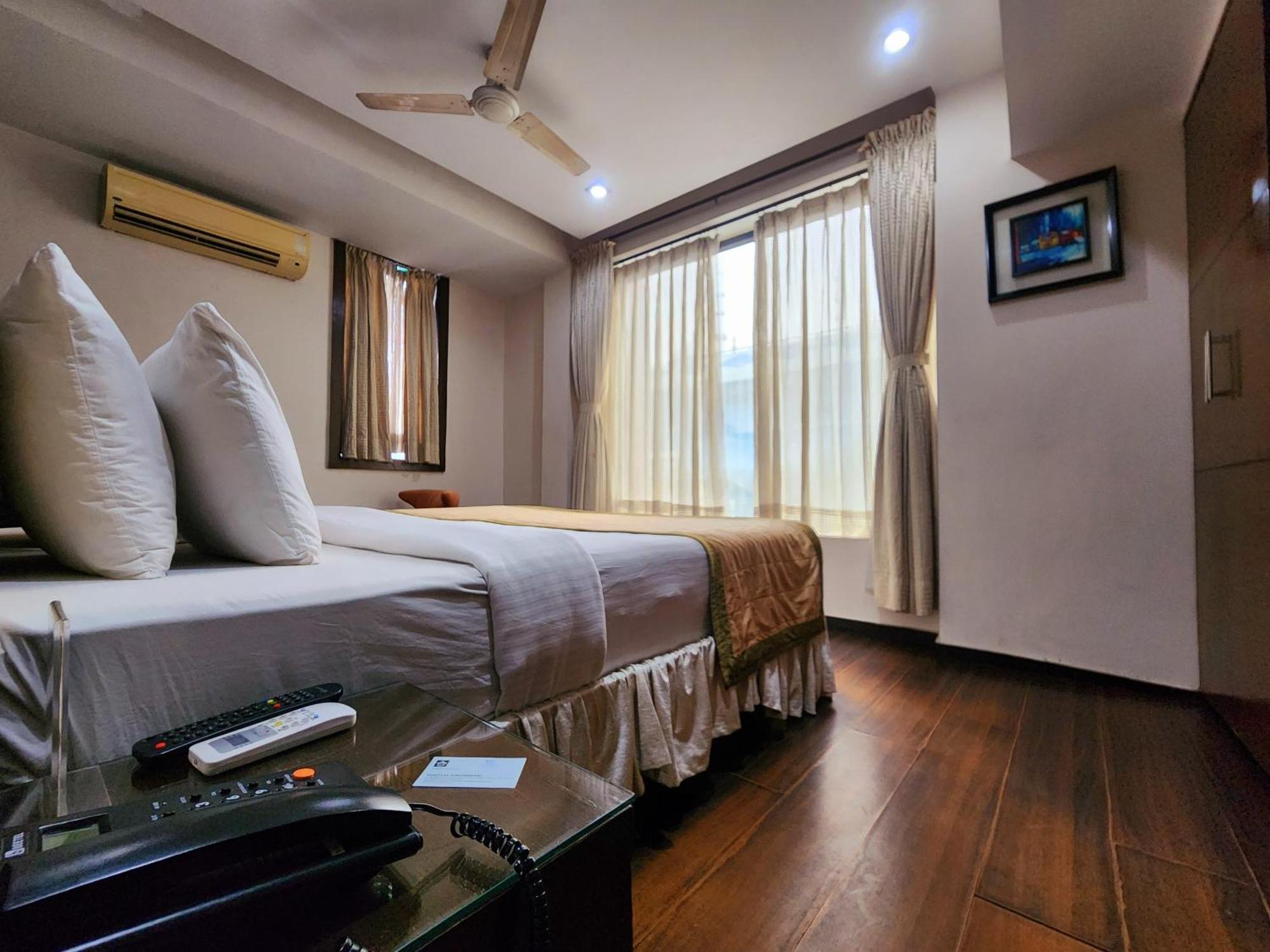 Hotel Lee International Калькутта Экстерьер фото