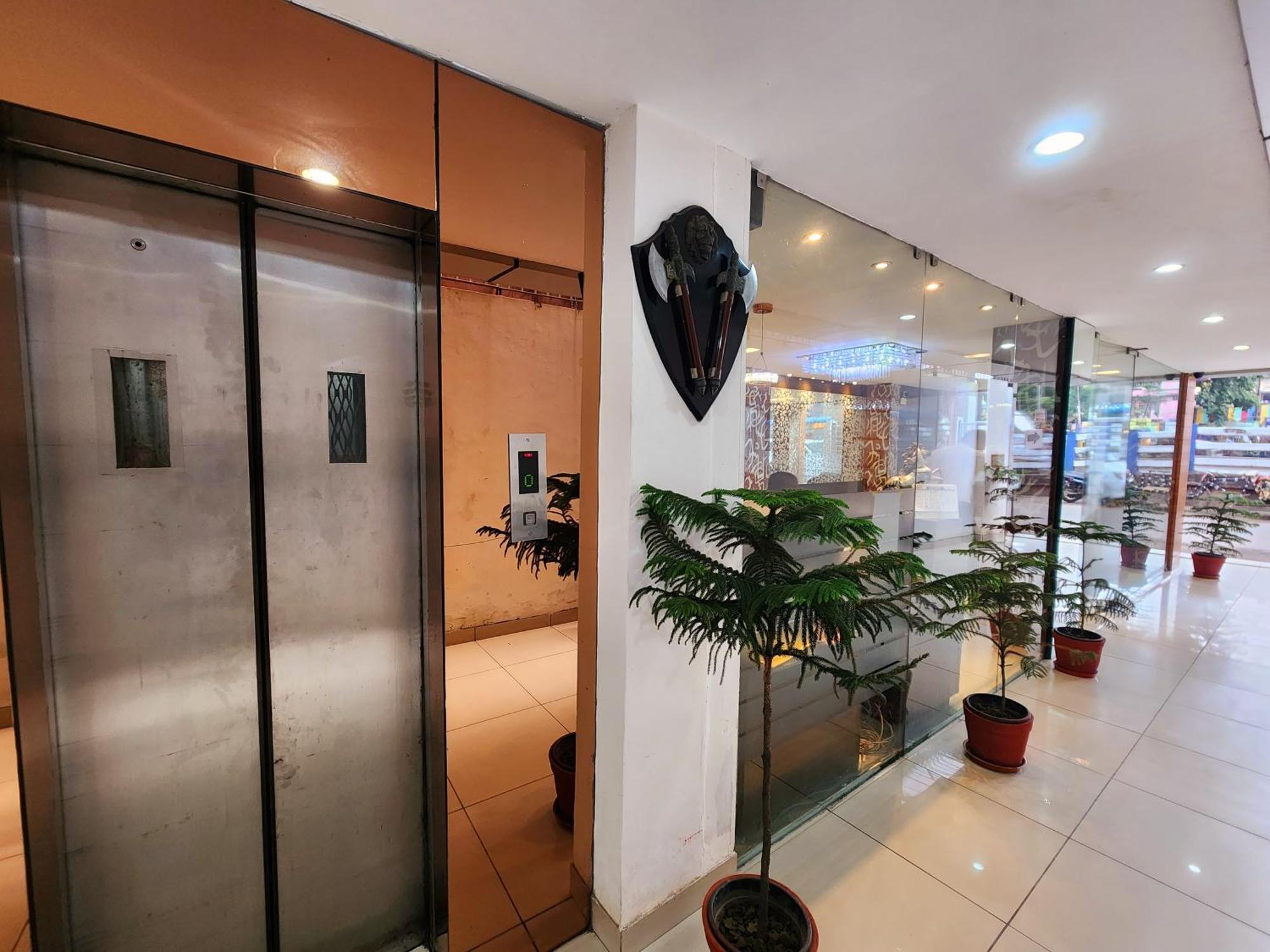 Hotel Lee International Калькутта Экстерьер фото